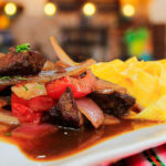 Lomo-saltado-con-tallarines-a-la-Huancaína Lomo-saltado-con-tallarines-a-la-Huancaína